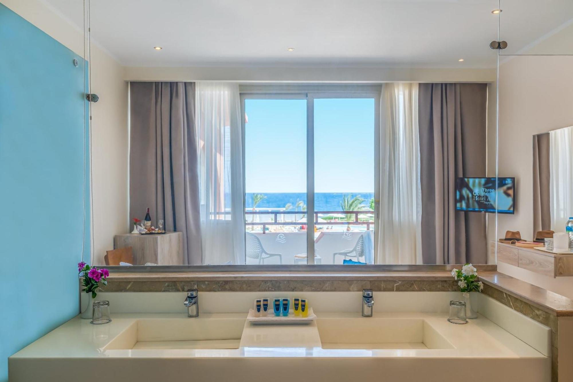 Three Corners Equinox 4*